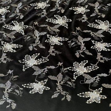 Ausgefallene Perlensticke mit flachem Stickerei auf Stretch Samtstoff