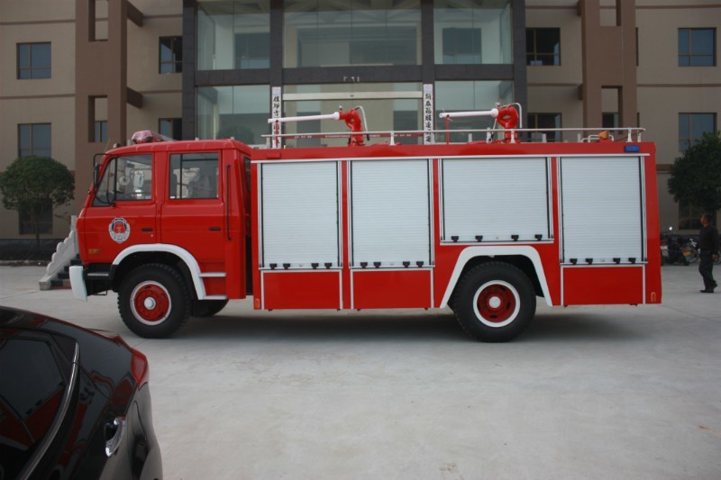 Dry powder fire fighting vehicle