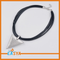 Zilveren driehoek hanger ketting zwart leder ketting