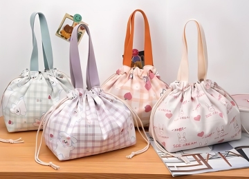 Drawstring style lunch bag for women