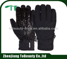 ski glove with printed pattern