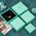 Boîte d&#39;emballage de bijoux verts avec logo personnalisé