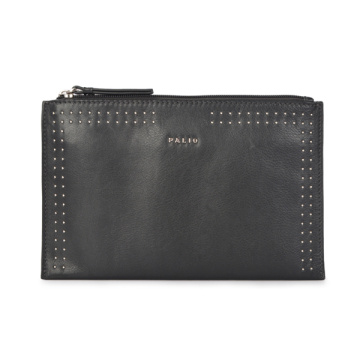 Pochette in pelle verniciata nera lucida con rivetti