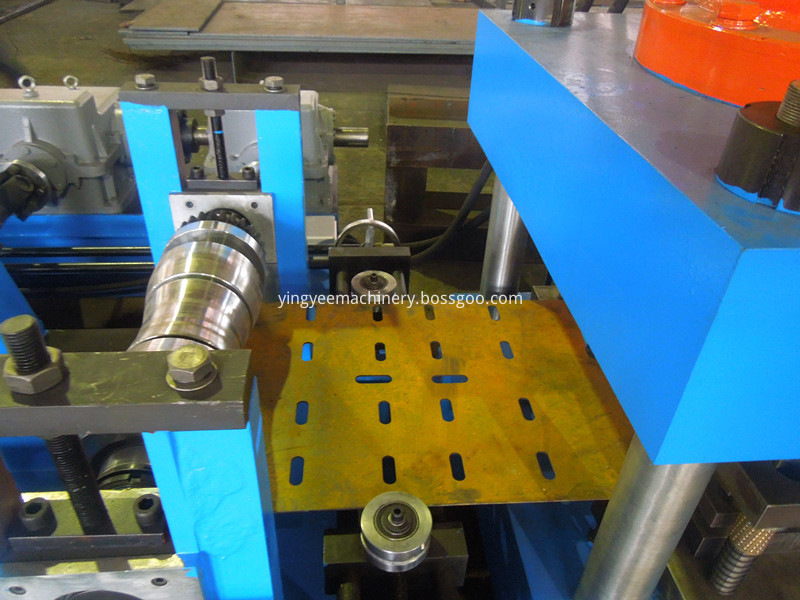 highway guardrail roll forming machine