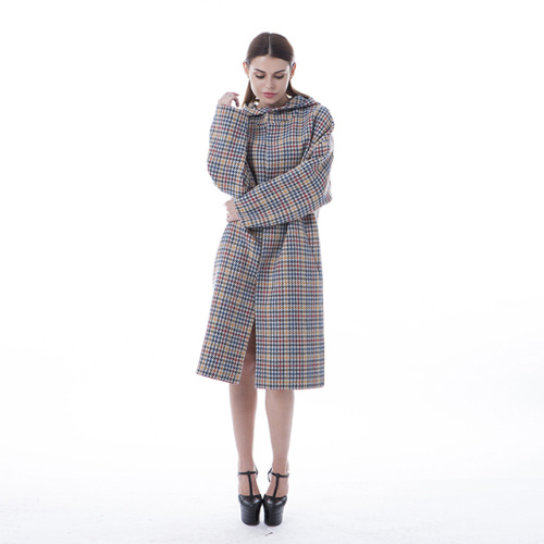 A long cashmere overcoat with thousand-bird checks