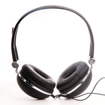 Schwarzer Headset Stereo-Kopfhörer über Ohrhörer