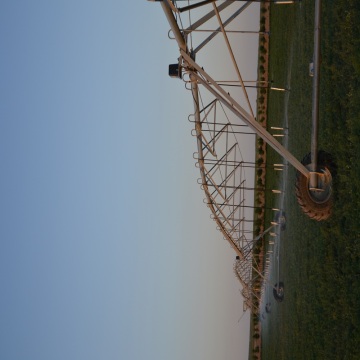 Farm pond sprinkler center pivot irrigation system