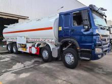 SINOTRUK Heavy 400HP 8X4 30000liters oil tank truck