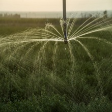 Possui um motor à prova de umidade fechado, sem danos às culturas, efeito de irrigação de sprinklers significativos