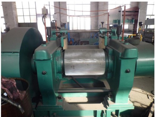 Rubber crushing machine