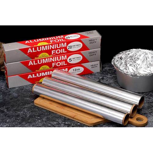 Aluminiumfolienfutter in der Küche für das Verpacken von Lebensmitteln