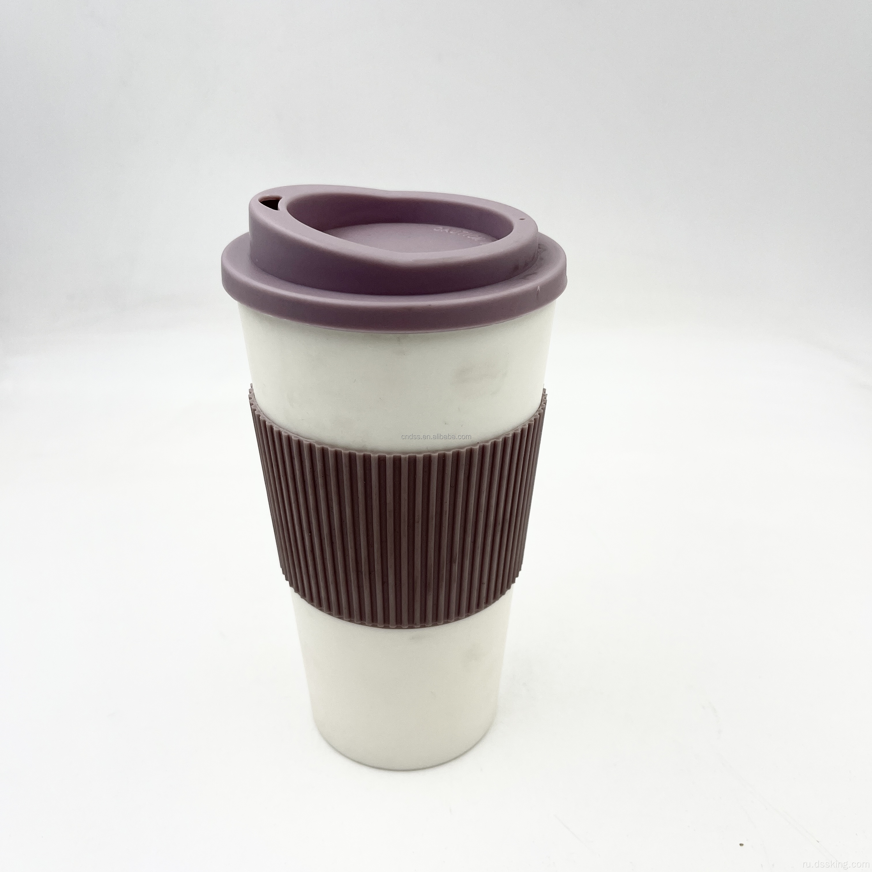 BPA бесплатно пластиковая кофейная чашка с рукавом 16 унций 500 мл пластиковых стаканчиков многоразовой кофейной чашки с крышками