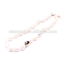 Handmade gift-giving shiny pearl necklace display