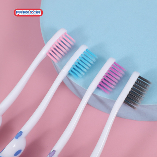 Brosse à dents pour enfants en plastique approuvée en gros de 2 à 4 ans pour enfants