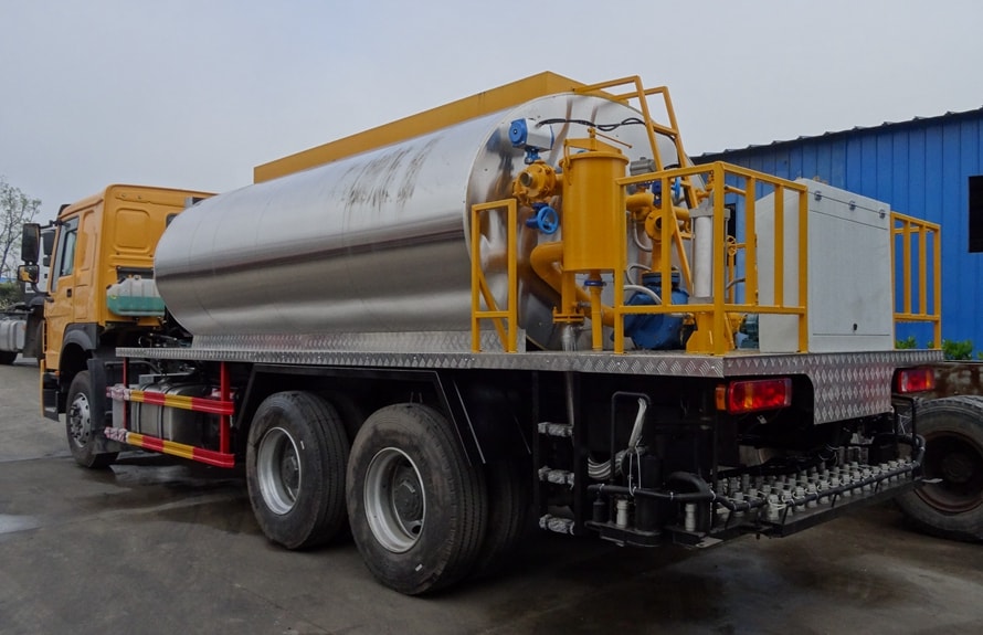 bitumen emulsion spraying truck 2