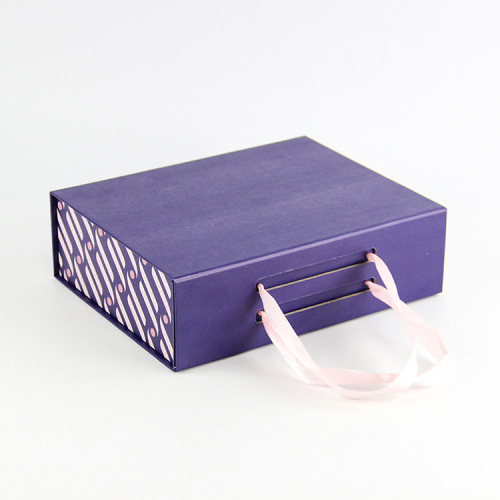 Boîtes en papier cadeaux doublées en satin magnétique pour lingerie