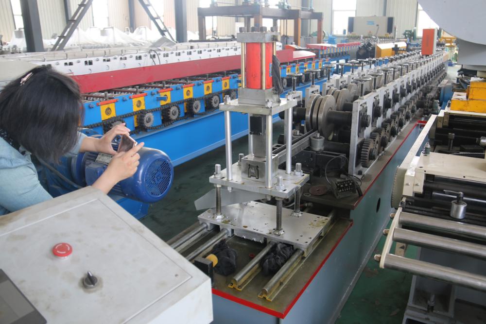 more popular high speed roller shutter door roll forming machine made in china