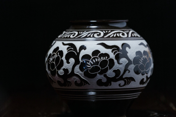 Black glaze vase with peony pattern