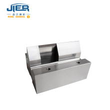 Spinneret in spinning line melt blown