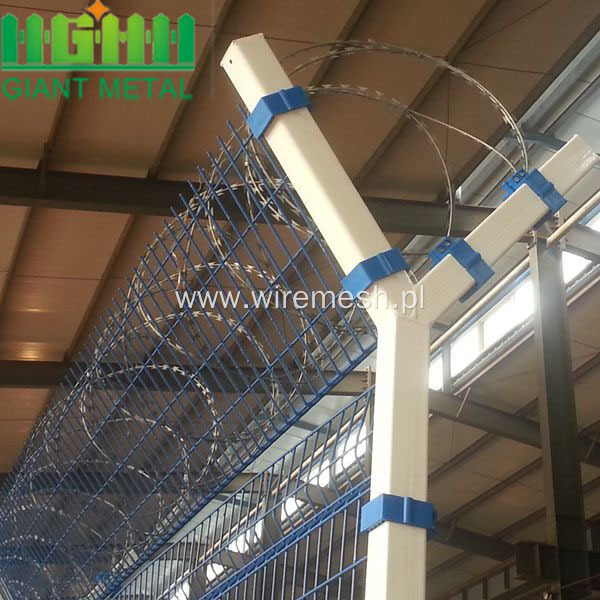 easily assembled airport security fence for protection