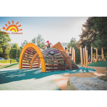 Hölzerne Bergsteigerskulptur für Kinder