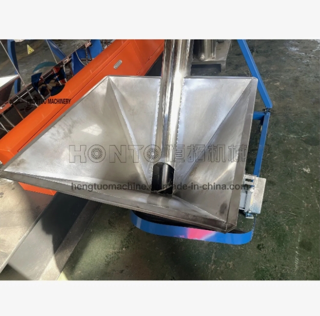 Dvoušnekový extruder na recyklaci plastů