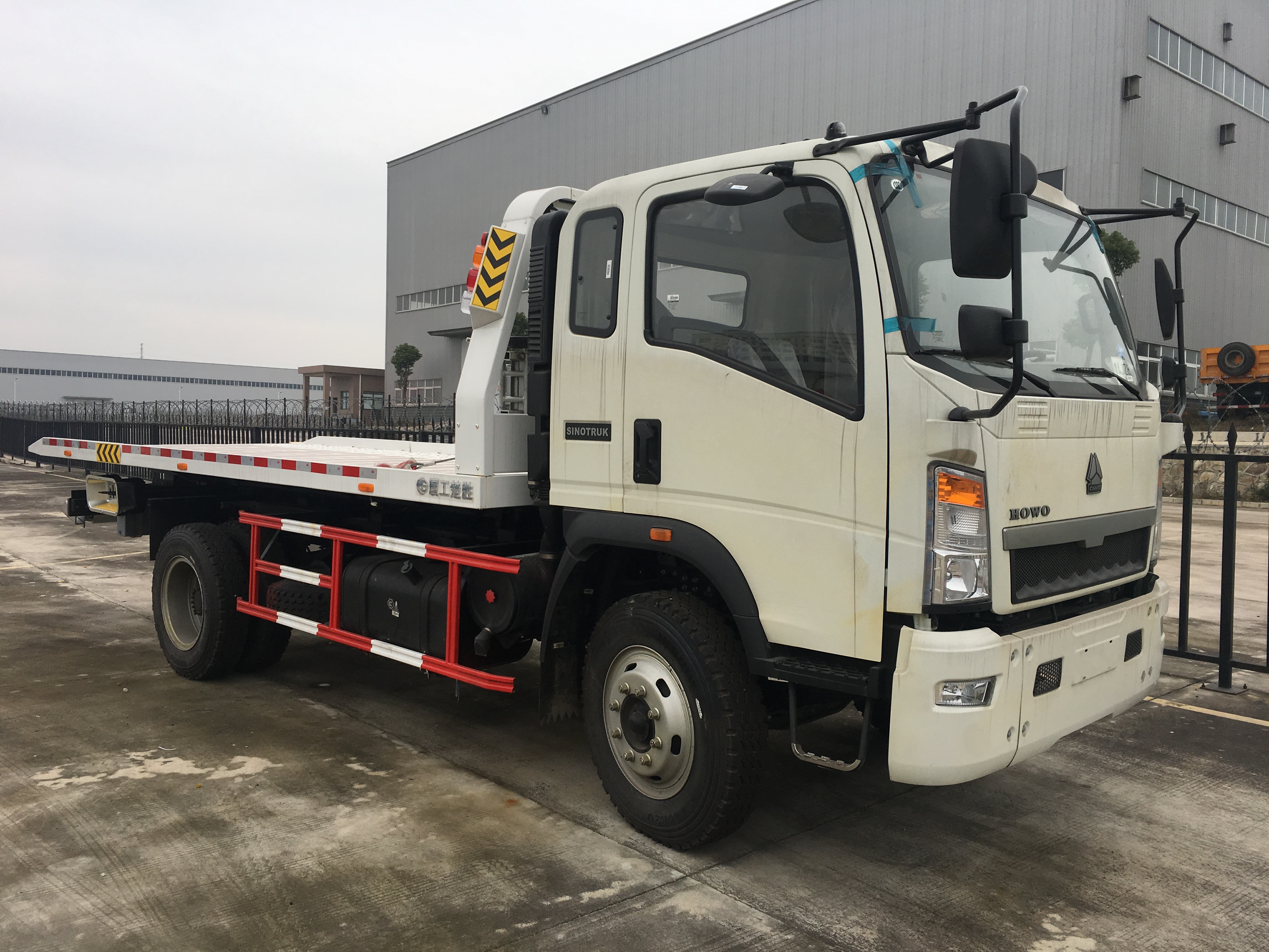 Cheap price HOWO 4x2 light duty 10 tons flatbed lorry truck