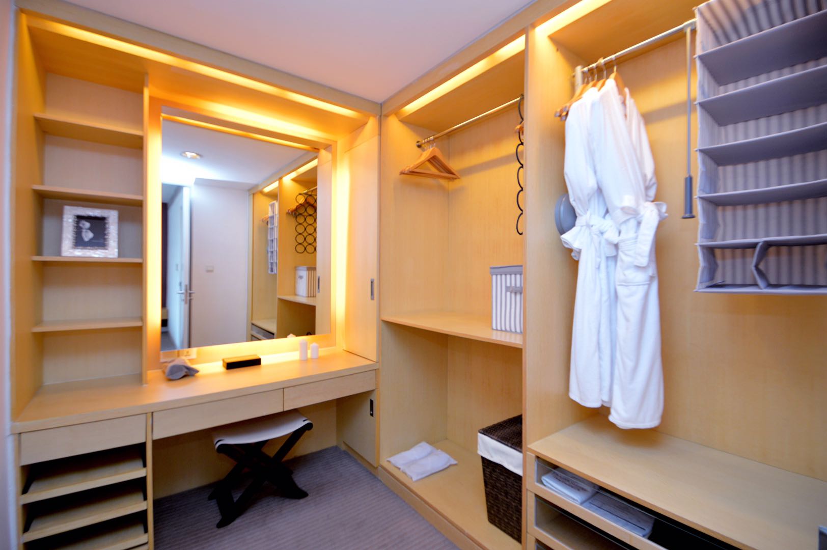 Amplio armario y trastero Spacious wardrobe and storage room