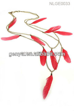 Distinctive and fashion red feather necklace