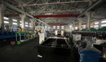 Roll forming machine for shelf closed profiles