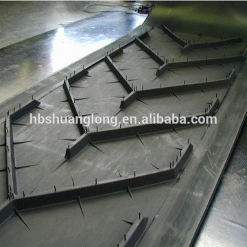 Rubber patterned chevron transmission belt