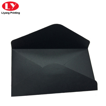 Envelope de papel kraft preto com logotipo personalizado