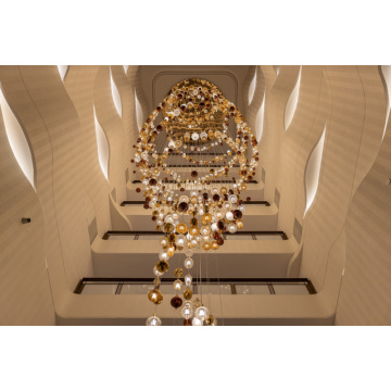 Современная спиральная лестница потолок в помещении большой люстра