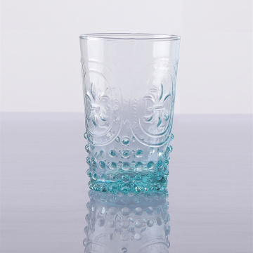 Vaso de vidrio de agua con flor de lis de color sólido