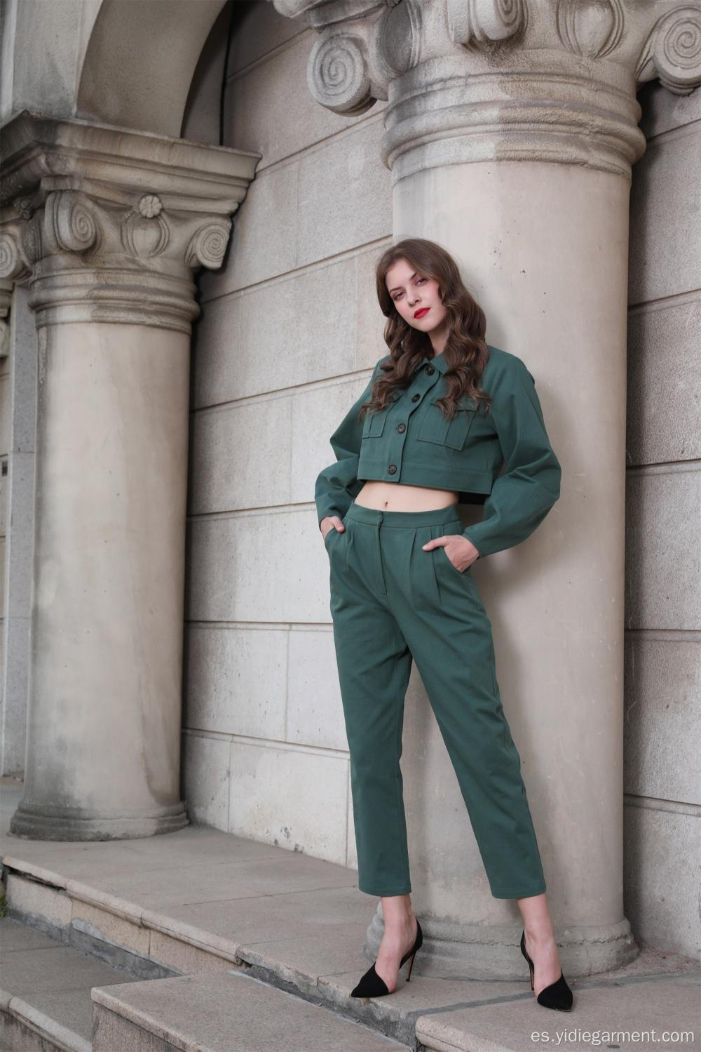 Chaqueta y pantalón verde militar para mujer