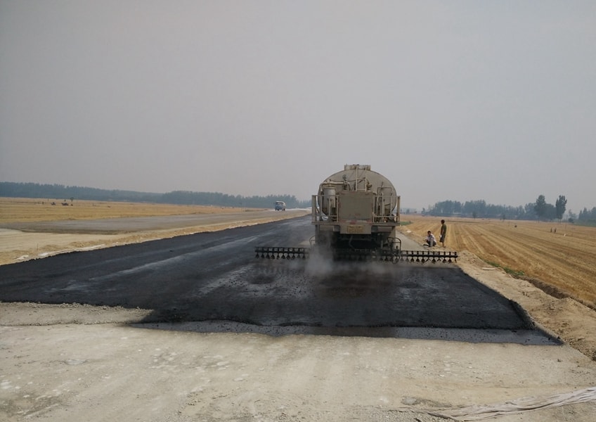 asphalt distributor machine working