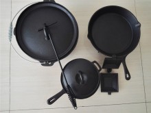 cast iron camp cookware set / vegetable oil coating