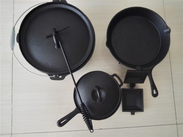 cast iron camp cookware set / vegetable oil coating