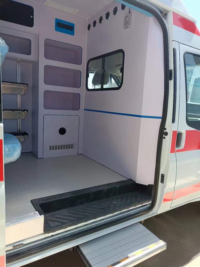 سيارة إسعاف وحدة العناية المركزة من نوع Ward-Ward-type