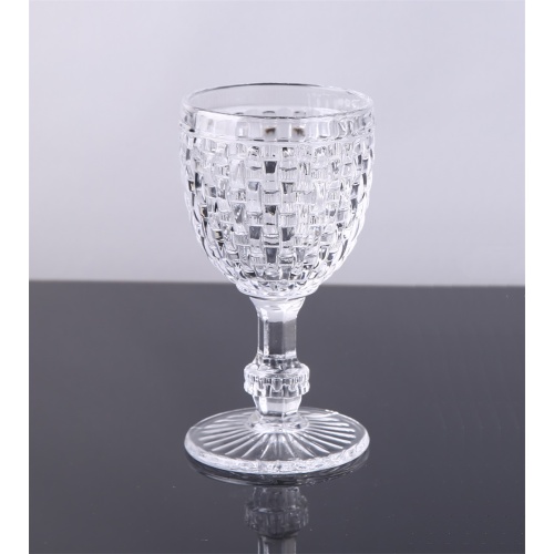 手作りのクリスタルガラスの飲用カップとゴブレット織りのパターン
