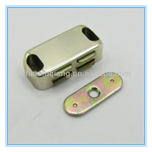 Door catch magnetic push