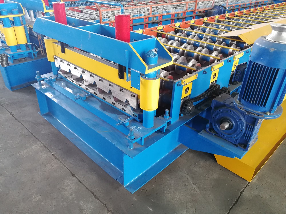 Good service galvalume roof sheet roll forming machine supplier