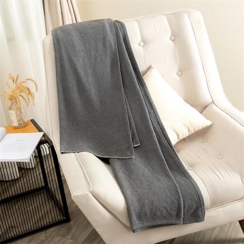 La coperta a letto lavorata a maglia grigia è in vendita