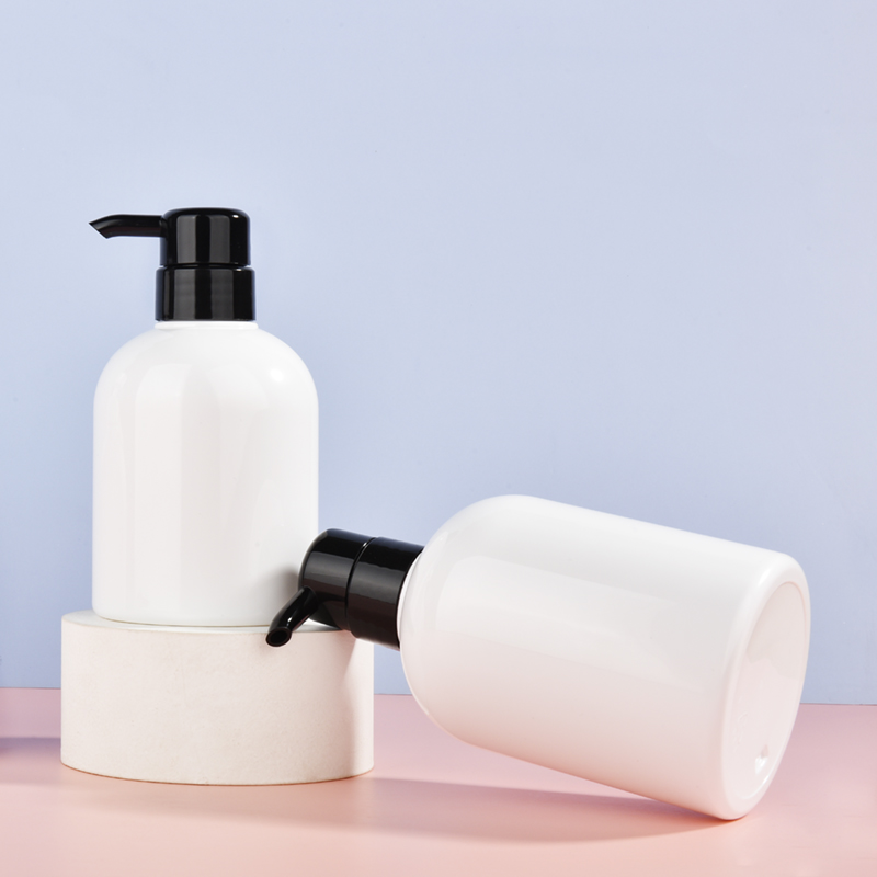 butelka szamponu i żelu pod prysznic i butelka do dezynfekcji rąk