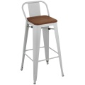 Silla Tolix con estructura de barra de metal y asiento de madera