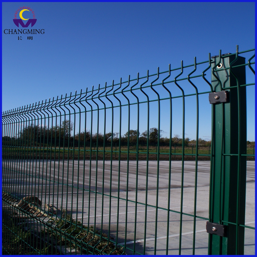 Welded wire mesh panel triangle bending fence