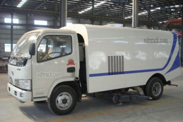 5CBM Dongfeng Road Dust Suction Truck Euro 4