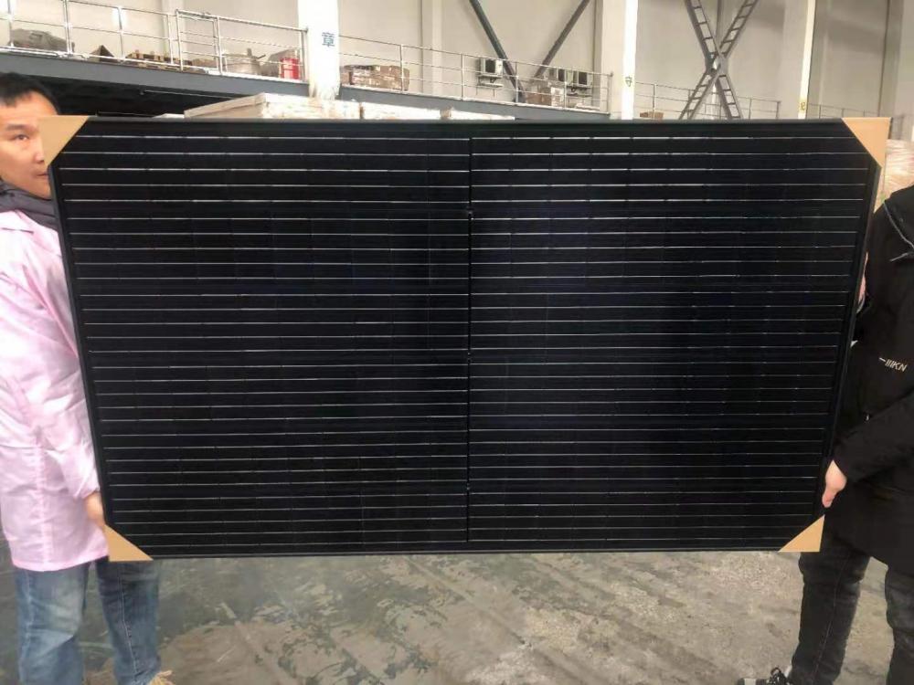 All-black PV module Tier 1 with TUV CE
