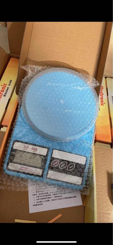electronic kitchen scales with a tray