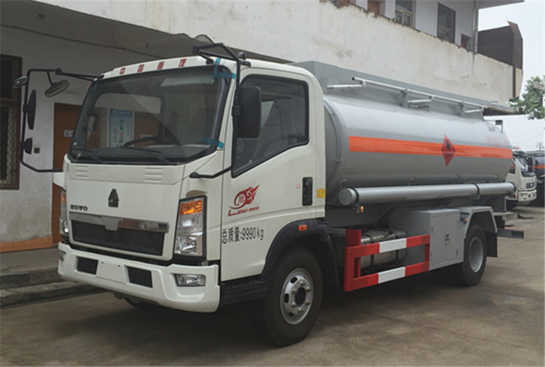 4X2 HOWO 7.3CBM Euro 3 Oil Tanker Truck